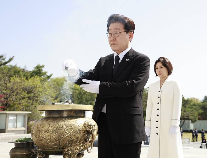 이재명 대통령이 19일 서울 강북구 국립 4·19민주묘지에서 열린 4·19혁명 기념식에서 분향하고 있다. 청와대통신사진기자단