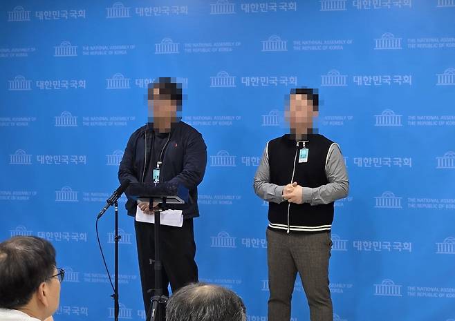 더불어민주당 전북지사 후보로 확정된 이원택 의원의 ‘식사비 대납 의혹’을 폭로하기 위해 국회 소통관에서 기자회견을 열고 있는 청년 2명. 안호영 의원실 제공