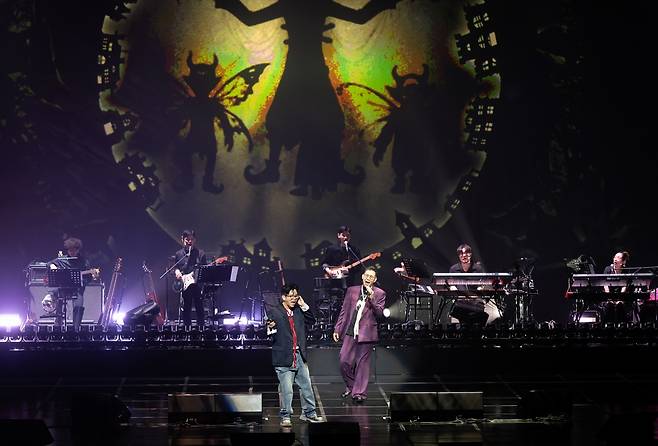 패닉(이적·김진표)이 지난 17일 서울 강서구 LG아트센터에서 20년 만에 단독 콘서트 <패닉 이즈 커밍>을 열고 공연하고 있다. 뮤직팜엔터테인먼트 제공