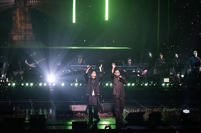 패닉(이적·김진표)이 지난 17일 서울 강서구 LG아트센터에서 20년 만에 단독 콘서트 <패닉 이즈 커밍>을 열고 관객들에게 인사하고 있다. 뮤직팜엔터테인먼트 제공