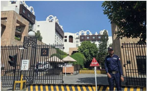 미국과 이란이 2차 종전 협상을 앞둔 가운데 19일(현지시간) 회담 장소로 유력한 파키스탄 이슬라마바드 세레나 호텔 입구를 보안요원이 지키고 있다. 연합뉴스