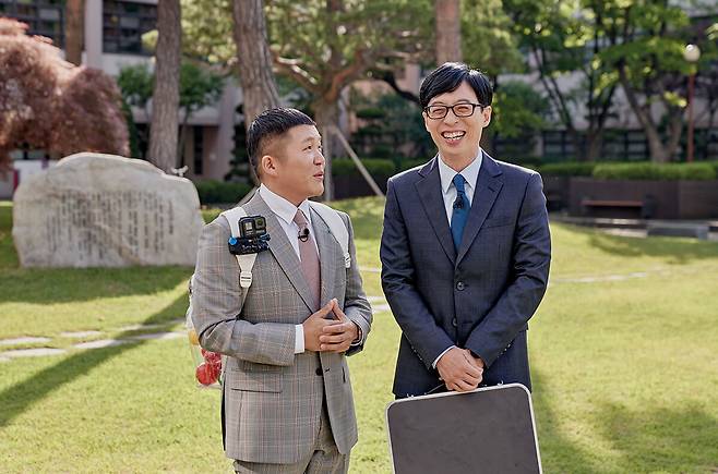 Yoo Jae-suk (right) with co-host Jo Se-ho of tvN’s “You Quiz on the Block” (tvN)
