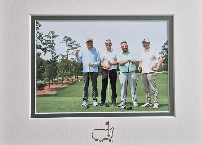 오거스타 내셔널GC 티오프에 앞서 동반자들이 상기된 표정으로 포즈를 취하고 있다(맨 왼쪽이 필자). ANGC