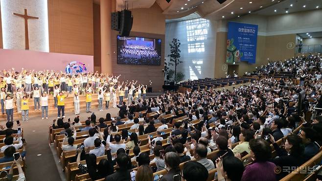 선한목자교회의 장애인 공동체 교인들이 19일 경기도 성남시 수정구의 교회 예배당에서 수어로 찬양 예배를 드리고 있다. 예배석에 앉은 교인들도 휴대전화 플래시를 비추며 함께 찬양하고 있다.