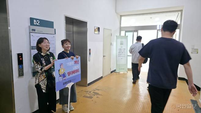 수어 찬양 모습. 김다위(맨 앞줄 가운데에서 왼쪽 양복 입은 이) 목사와 이날 설교자로 나선 김상섭(오른쪽) 부천동광농인교회 목사가 장애인 교인과 그의 가족들과 기념사진을 찍고 있다. 교회 봉사자들이 교인들에게 엘리베이터 대신 계단 사용을 독려하는 모습(위에서부터).