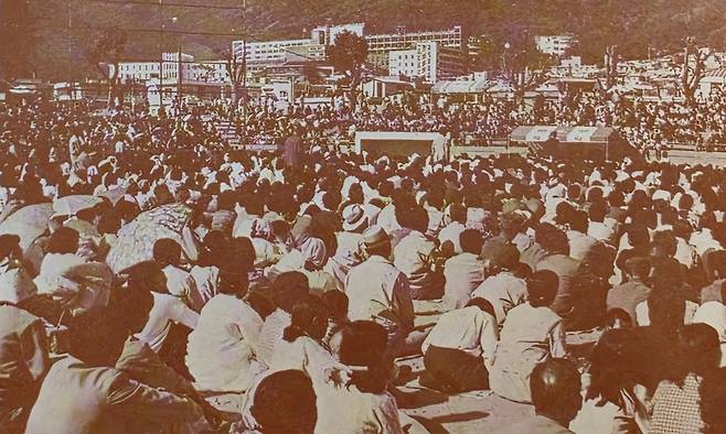 부산 전도대회 참가자들이 1973년 5월 부산 공설야구장에서 설교를 듣고 있다.