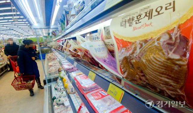 기사의 이해를 돕기 위한 이미지로 직접적 연관은 없습니다. 사진은 경기도내 한 마트에서 손님이 오리고기를 구매하는 모습. 경기일보DB