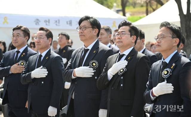 16일 인천 부평구 인천가족공원에서 열린 ‘세월호 참사 일반인 희생자 12주기 추모식’에 더불어민주당 박찬대 국회의원(연수갑)과 국민의힘 유정복 인천시장이 참석했다. 조병석기자