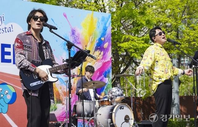 야외농구장에서 열린 '경기런페스타'에서 세자전거가 멋진 공연을 선보이고 있다. 홍기웅기자