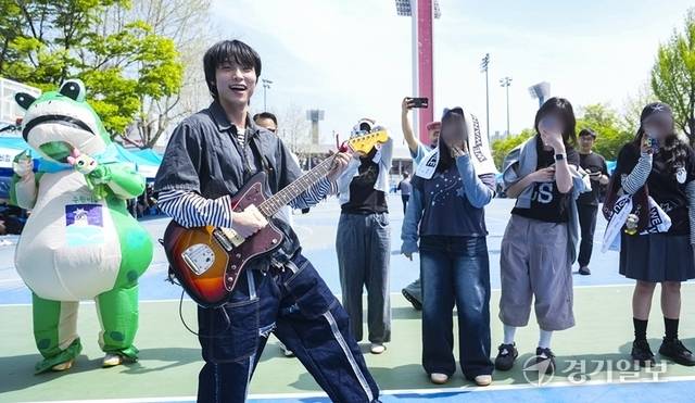 야외농구장에서 열린 '경기런페스타'에서 심아일랜드가 멋진 공연을 선보이고 있다. 홍기웅기자