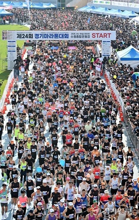 경기·인천지역 최대의 마라톤대회인 ‘제24회 경기마라톤대회’가 19일 수원특례시와 화성특례시 일원에서 마라토너와 시민, 자원봉사자 등 2만여 명이 참여한 가운데 성황리에 개최됐다. 이날 오전 수원종합운동장에서 풀 코스 참가자들이 출발 신호와 함께 힘차게 달려나가고 있다. 김시범기자