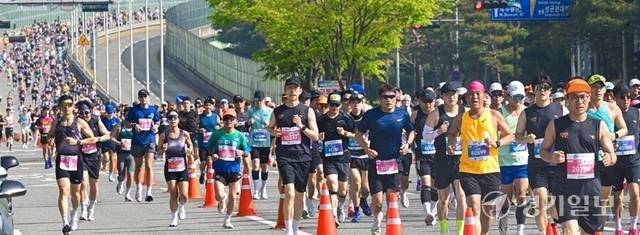 19일 오전 제24회 경기마라톤대회에 출전한 마라토너들이 봄기운이 가득한 수원특례시와 화성특례시 일원을 달리고 있다. 특별취재반
