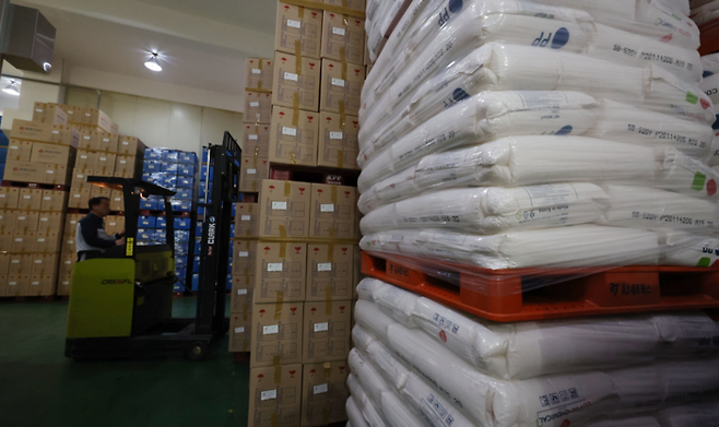 중동전쟁 여파로 플라스틱 원료인 나프타 등 화학물질 수급 불안이 이어지는 가운데 경기 부천시의 플라스틱 사출 중소기업 신광엠앤피에서 근로자들이 생산된 플라스틱 용기를 정리하고 있다. [이승환 기자]