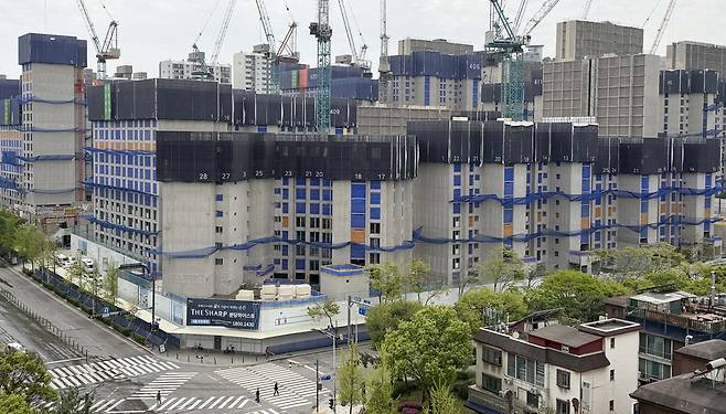 성남시 분당구 느티마을 4단지 리모델링 더샵 분당 하이스트 공사 현장. 김호영 기자