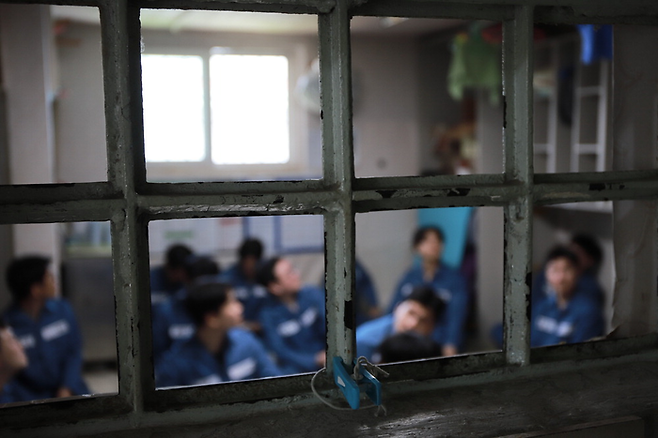 기자들이 안양교도소에서 수용자 체험을 하기 위해 감방에 들어가 있는 모습. [법무부]