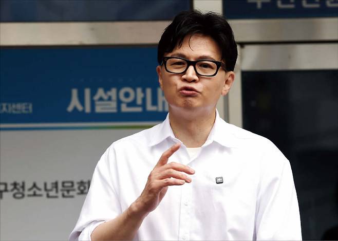 한동훈 전 국민의힘 대표가 지난 4월 14일 부산 북구 만덕2동행정복지센터에서 전입신고를 한 뒤 소감을 밝히고 있다. (뉴시스)