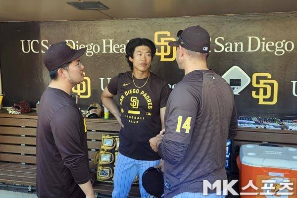 지난 3월 시즌 개막전 때 크레이그 스탐멘 감독과 이야기를 나누는 송성문의 모습. 사진= 김재호 특파원