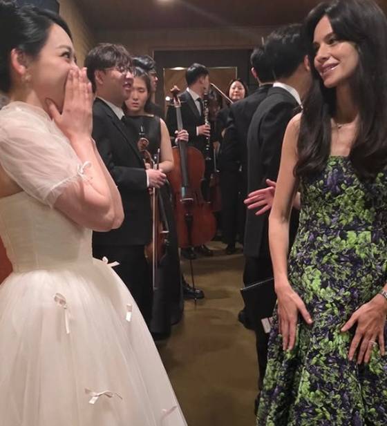 배우 송중기의 아내 케이티 루이스 사운더스의 실물이 공개되며 뜨거운 관심을 모으고 있다. / 사진 = 김소현 SNS