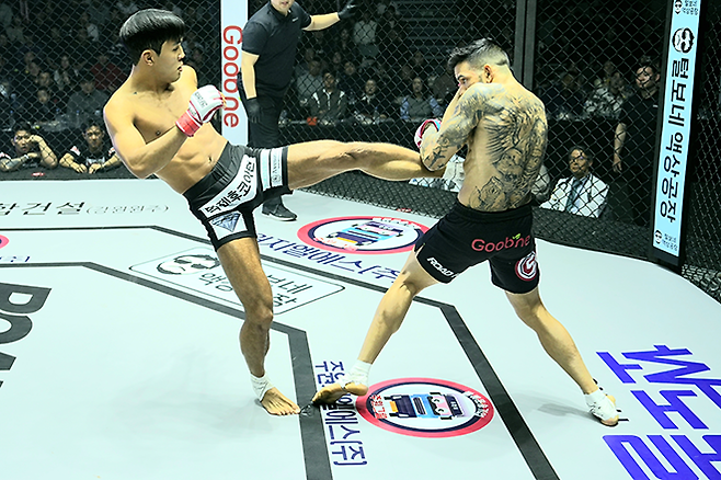 제4대 로드FC 라이트급 챔피언 박시원이 2026년 3월 서울특별시 중구 장충체육관에서 브라질 BSB Fight 및 Soldado Combat 챔피언 완데르송 페헤이라 다프랑카를 공격하고 있다. 사진=세계격투스포츠협회