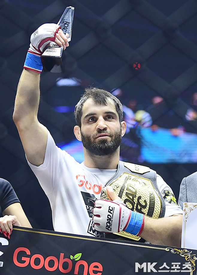카밀 마고메도프가 2025년 6월 서울특별시 중구 장충체육관에서 상금 1억 원 제2회 글로벌 토너먼트 우승 및 제6대 로드FC 라이트급 챔피언 등극 기념 촬영을 하고 있다. 사진(서울 장충동)=김영구 기자