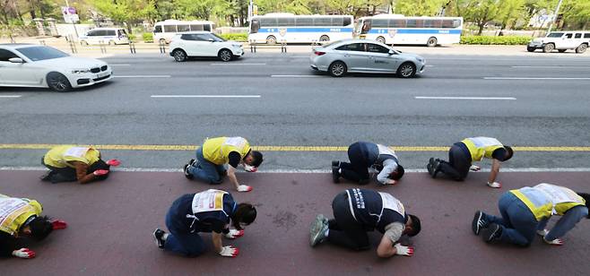 (서울=뉴스1) 오대일 기자 = 마트산업노동조합 조합원들이 15일 서울 여의도 국회 앞에서 홈플러스 살리기 삼보일배 행진을 하고 있다.   참가자들은 홈플러스 회생기한 만료일(5월 4일)을 앞두고 정부의 홈플러스 정상화 약속 이행을 촉구하며 국회에서 청와대까지 1박 2일 삼보행진을 진행한다. 2026.4.15/뉴스1  Copyright (C) 뉴스1. All rights reserved. 무단 전재 및 재배포,  AI학습 이용 금지. /사진=(서울=뉴스1) 오대일 기자