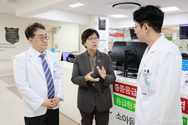 (서울=뉴스1) = 정은경 보건복지부 장관이 14일 충북 청주 서원구 충북대학교병원을 방문해 권역응급의료센터 의료진들과 대화를 나누고 있다. (보건복지부 제공. 재판매 및 DB 금지) 2025.8.14/뉴스1  Copyright (C) 뉴스1. All rights reserved. 무단 전재 및 재배포,  AI학습 이용 금지. /사진=(서울=뉴스1)