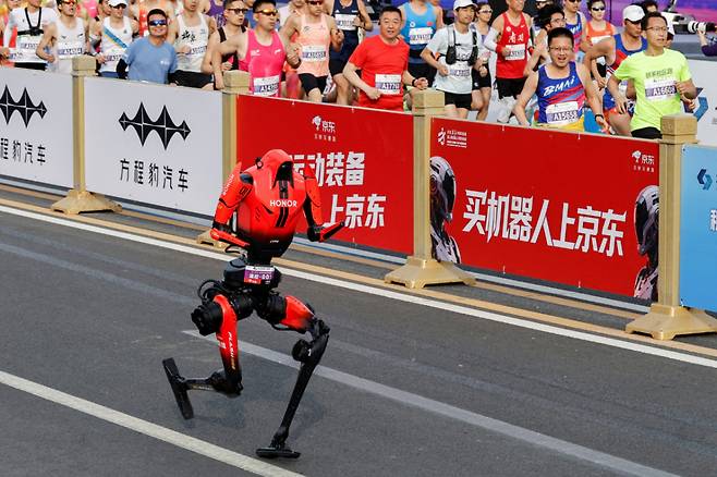 19일 중국 베이징시 이좡에서 개최된 '제2회 휴머노이드 로봇 하프마라톤 대회'에 참가한 아너의 '샨뎬'이 출발해 빠르게 뛰고 있다.  ⓒ 로이터=뉴스1  Copyright (C) 뉴스1. All rights reserved. 무단 전재 및 재배포,  AI학습 이용 금지.