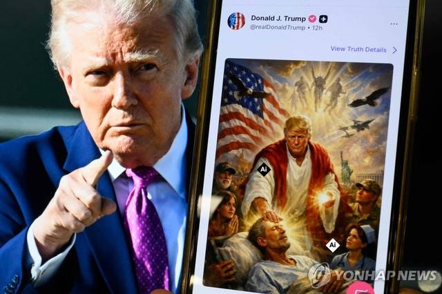 도널드 트럼프 미국 대통령과 그가 올린 ‘예수 행세’ AI 생성 사진. AFP연합