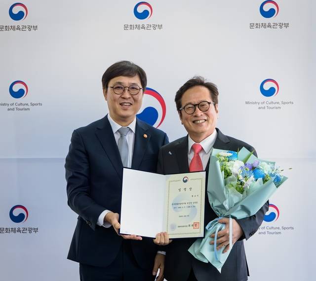 황교익(오른쪽) 신임 한국문화관광연구원장이 17일 최휘영 문화체육관광부 장관으로부터  임명장을 받았다. 문체부