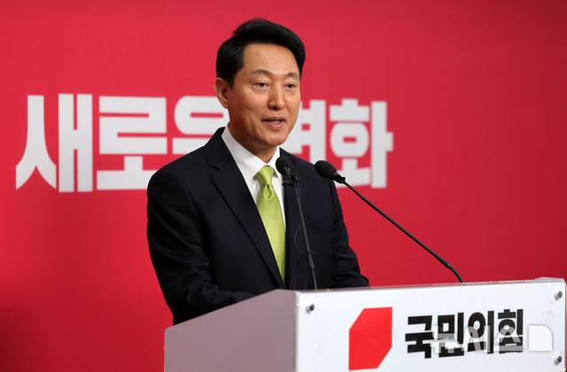 국민의힘 지방선거 서울시장 후보에 선출된 오세훈 서울시장이 18일 오전 서울 여의도 국민의힘 당사에서 서울시장 후보 선출 관련 기자회견을 하고 있다.  뉴시스.