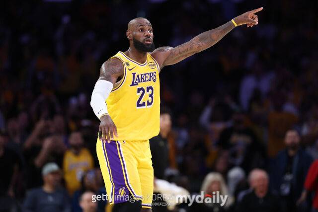 LA 레이커스 르브론 제임스가 19일 휴스턴과 경기에서 손짓을 하고 있다. /게티이미지코리아