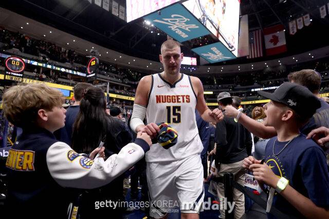 덴버의 니콜라 요키치(가운데 15번)가 19일 미네소타와 경기에서 승리한 후 팬들과 하이파이브를 하고 있다. /게티이미지코리아