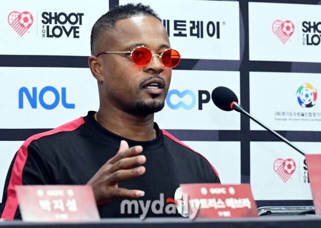 파트리스 에브라가 19일 오후 경기도 수원월드컵경기장에서 진행되는 OGFC- 수원삼성 블루윙즈 레전드 매치 ‘OGFC: THE LEGENDS ARE BACK’ 기자회견에서 취재진의 질문에 답하고 있다.OGFC는 박지성, 리오 퍼디난드, 라이언 긱스, 파트리스 에브라 등 프리미어리그 황금기를 대표하는 레전드들이 축구 콘텐츠·이벤트 제작사 슛포러브와 함께 결성한 신생 독립팀이다./수원월드컵경기장=곽경훈 기자