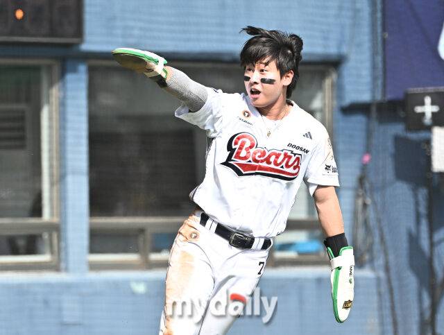 19일 오후 서울 잠실야구장에서 진행된 '2026 프로야구 KBO리그' 두산베어스와 KIA타이거즈의 경기.두산 박찬호가 5회말 1사 3루서 박준순의 땅볼때 홈으로 쇄도한 뒤 비디오 판독을 요청하고 있다. 원심은 아웃, 비디오판독결과 세이프로 정정./잠실=송일섭 기자