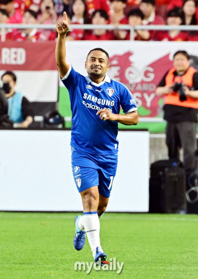 산토스가 19일 오후 경기도 수원월드컵경기장에서 진행되는 OGFC- 수원삼성 블루윙즈 레전드 매치 ‘OGFC: THE LEGENDS ARE BACK’ 경기에서 선제골을 넣은 뒤 기뻐하고 있다.OGFC는 박지성, 리오 퍼디난드, 라이언 긱스, 파트리스 에브라 등 프리미어리그 황금기를 대표하는 레전드들이 축구 콘텐츠·이벤트 제작사 슛포러브와 함께 결성한 신생 독립팀이다./수원월드컵경기장=곽경훈 기자