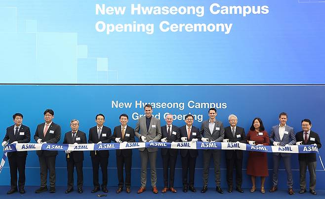 지난해 11월 경기 화성시에서 열린 ASML코리아 화성캠퍼스 준공식에는 크리스토퍼 푸케 ASML CEO와 삼성전자·SK하이닉스 양사 최고 경영진이 모두 참석했다. [산업통상부 제공]