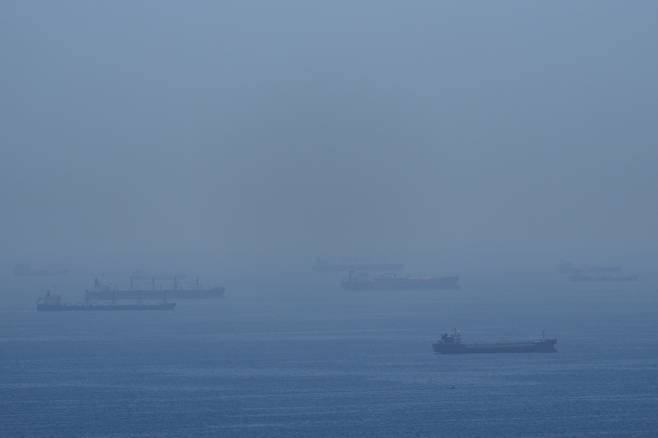 호르무즈 해협에 닻을 내리고 멈춰있는 선박들 [AP]