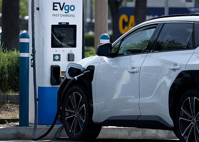 미국과 이란 간 1차 협상이 결렬되면서 국제유가는 12일(현지시간)도 급등했다. 유럽에서는 유가 부담을 피하려는 소비자들이 전기차에 대한 관심을 보이고 있다. [게티이미지]