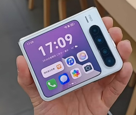 화웨이 폴더블폰 ‘퓨라X’. 화웨이는 오는 20일 퓨라X의 차기 신작인 ‘퓨라X 맥스’를 출시한다. 퓨라X맥스는 ‘퓨라X’보다 전반적으로 화면을 키워 정사각형에 가까운 ‘가로형 와이드 폴더블폰’ 디자인을 구현했다.  [유튜브(@Hemel360) 갈무리]