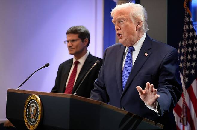 [워싱턴=AP/뉴시스]도널드 트럼프 미국 대통령. 2026.02.21.