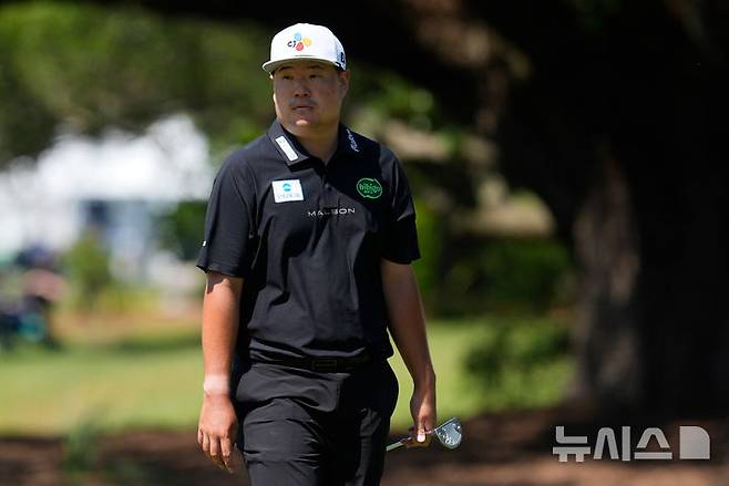 [힐턴헤드아일랜드=AP/뉴시스] 임성재가 17일(현지 시간) 미 사우스캐롤라이나주 힐턴헤드아일랜드 하버타운 골프링크스에서 열린 미국프로골프(PGA) 투어 RBC 헤리티지 둘째 날 10번 홀 그린을 건너고 있다. 2026.04.18.