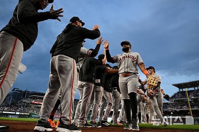 [워싱턴=AP/뉴시스] 18일(현지시간) 워싱턴에서 열린 야구 경기에서 샌프란시스코 자이언츠 선수들이 워싱턴 내셔널스를 꺾은 후 서로 축하 인사를 나누고 있다. 2026.04.19.