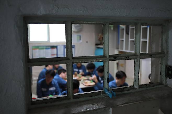 [안양=뉴시스] 지난 15일 뉴시스 등 법조기자단이 찾은 안양교도소는 노후화의 흔적을 여실히 나타내고 있었다. 오후 12시25분 16명이 들어선 7.45평(24.61㎡) 크기의 혼거실에는 한때 물이 끊기는 소동이 발생하기도 했다. 아래층 혼거실에서 물을 많이 쓴 탓에 위층 혼거실로 물이 공급되지 못한 것이다. (사진=법무부 제공). 2026.04.19. photo@newsis.com. *재판매 및 DB 금지