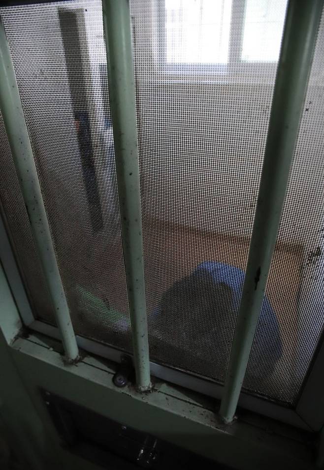 [안양=뉴시스] 폭동·소동·정신질환 등을 이유로 분리돼 1~3명이 쓰는 1.25평짜리 '조사 징벌 수용동'도 별반 다르지 않다. 벽지에는 곰팡이가 슬거나 연도를 가늠하기 힘든 낙서들이 즐비했다. 바로 옆에 자리한 좌변기에서 풍기는 찌든 내는 코를 진동시켰다. (사진=법무부 제공). 2026.04.19. photo@newsis.com *재판매 및 DB 금지