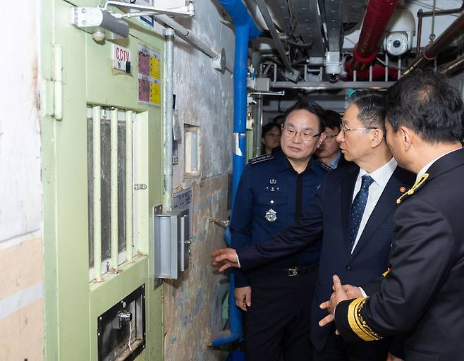 [안양=뉴시스] 교도소를 찾은 정성호 법무부 장관은 교정 교화에 대한 대대적인 손질이 필요하다고 강조했다. 혼거실에 직접 들어와 기자들을 만난 정 장관은 "20여 년 전 찾았던 안양교도소의 모습이 지금도 크게 달라지지 않은 현실에 큰 충격을 받았다"고 운을 뗐다. (사진=법무부 제공). 2026.04.19. photo@newsis.com *재판매 및 DB 금지