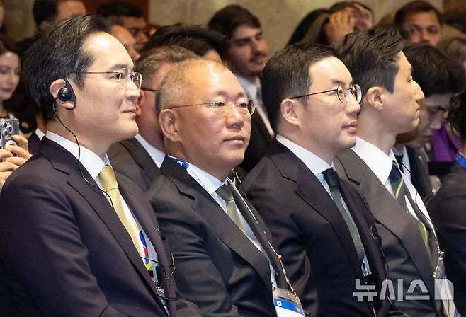 [서울=뉴시스] 황준선 기자 = 이재용(왼쪽부터) 삼성전자 회장, 정의선 현대자동차그룹 회장, 구광모 LG그룹 회장, 정기선 HD현대 회장이 23일 서울 중구 롯데호텔에서 열린 한국·브라질 비즈니스 포럼에 참석해 있다. 2026.02.23. hwang@newsis.com