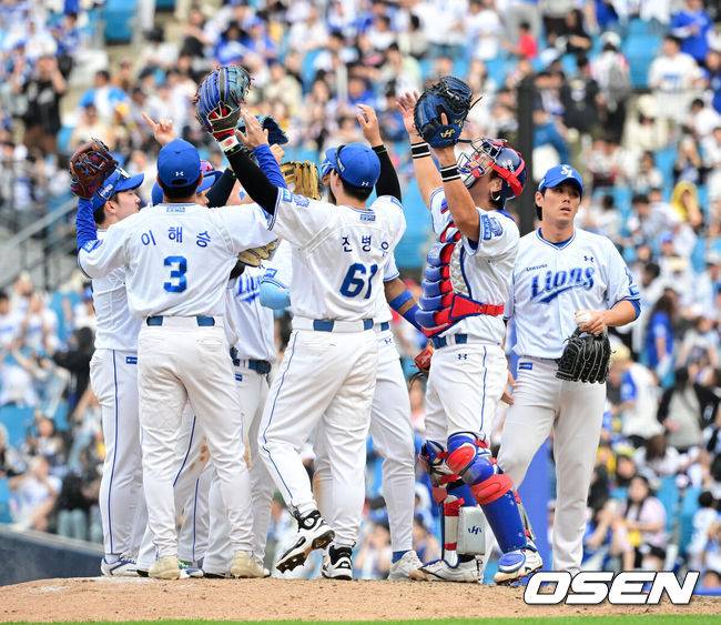 [OSEN=대구, 지형준 기자] ‘미리 보는 한국시리즈’로 관심을 모았던 대구 삼성 라이온즈-LG 트윈스전에서 삼성이 웃었다.&nbsp;삼성은 18일 LG와의 홈경기에서 타선의 집중력을 앞세워 7-2로 이겼다. 지난 10일 대구 NC 다이노스전 이후 7연승 질주. 잭 오러클린이 헤드샷 퇴장을 당하며 마운드 운용에 어려움을 겪었으나 특급 계투진이 무실점을 합작했다. 반면 지난해 삼성전 3승 무패 평균자책점 2.74로 강세를 보였던 LG 선발 임찬규는 올 시즌 개인 한 경기 최다 실점으로 고개를 떨궜다.&nbsp;경기를 마치고 삼성 선수들이 승리를 기뻐하고 있다. 2026.04.18&nbsp;/ jpnews@osen.co.kr