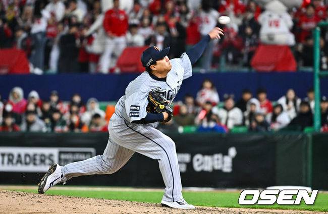 [OSEN=인천, 박준형 기자] 7일 오후 인천 SSG랜더스필드에서 ‘2026 신한 SOL Bank KBO리그'&nbsp;SSG 랜더스와 한화 이글스의 경기가 진행됐다.이날 SSG는 타케다를, 한화는 류현진을 선발투수로 내세웠다.6회말 한화 선발투수 류현진이 역투하고 있다.  2026.04.07 / soul1014@osen.co.kr