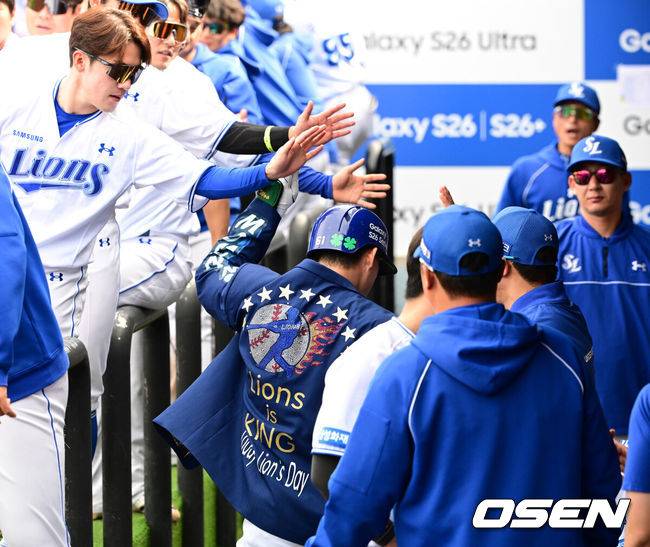 [OSEN=대구, 지형준 기자] 18일 대구삼성라이온즈파크에서 2026 신한 SOL KBO리그 삼성 라이온즈와 LG 트윈스의 경기가 열렸다.7연승에 도전하는 삼성은 잭 오러클린, LG는 임찬규가 선발로 나섰다.4회말 1사 1,2루에서 삼성 전병우가 우월 스리런포를 날리며 기뻐하고 있다. 2026.04.18&nbsp;/ jpnews@osen.co.kr