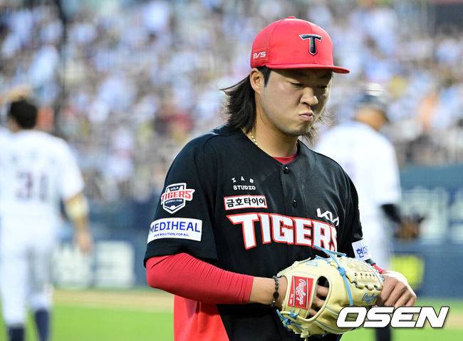 [OSEN=잠실, 최규한 기자] 18일 오후 서울 잠실야구장에서 ‘2026 신한 SOL KBO리그’ 두산 베어스와 KIA 타이거즈의 경기가 열렸다.홈팀 두산은 최승용, 방문팀 KIA는 애덤 올러를 선발로 내세웠다.7회말 1사 2루 상황 마운드에 올라 실점없이 이닝을 막아낸 KIA 투수 김범수가 더그아웃으로 향하고 있다. 2026.04.18 / dreamer@osen.co.kr